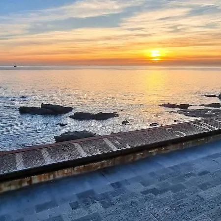 Apartament Mansarda Azzurra, 8 Min Dal Mare, 3 Min Dall'ospedale Pediatrico Genua